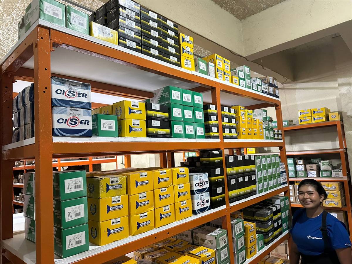 Corredores da loja Vedam com estoque organizado